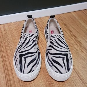 Womens Sketchers Street Poppy Wild Stripes Sneaker size 9.5 black and offwhite